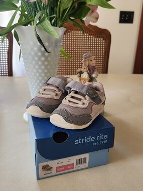 Stride Rite Rhett size 3.5 Toddler/ baby Sneakers in Taupe and gray
